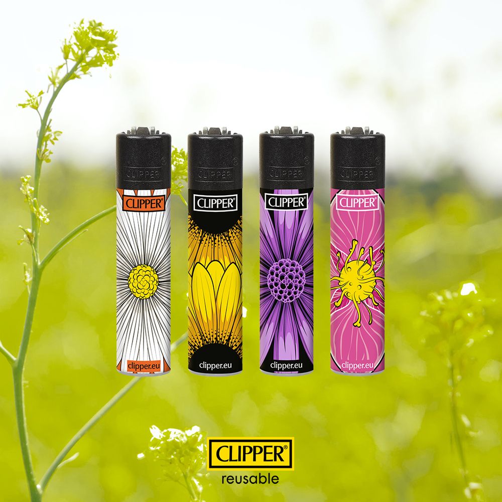 Четыре зажигалки CLIPPER с цветочным принтом среди травы