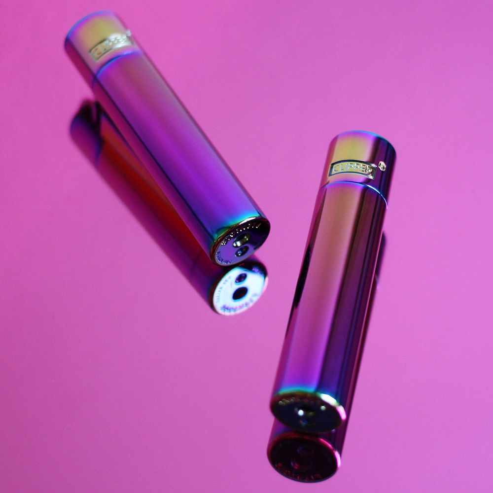 Две металлические зажигалки CLIPPER с переливом на розовом фоне