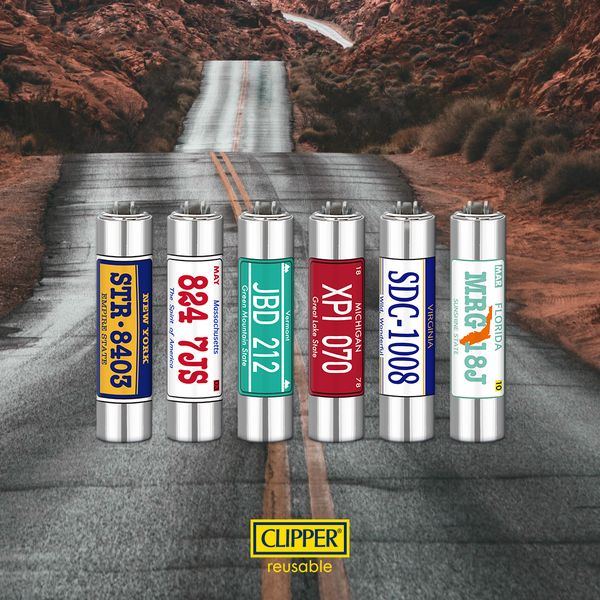 Зажигалки CLIPPER с номерными знаками на фоне дороги