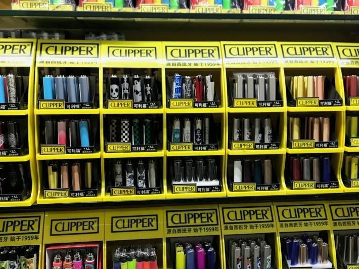 Стена выкладки зажигалок CLIPPER в магазине